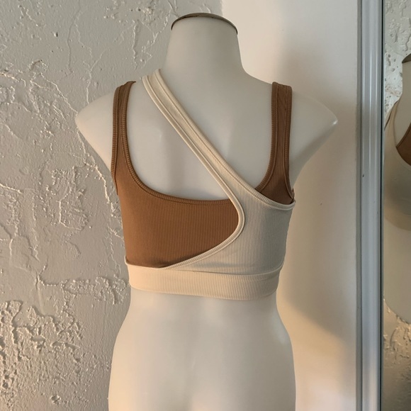 Cutout asymmetric color block crop top - Picture 2 of 2